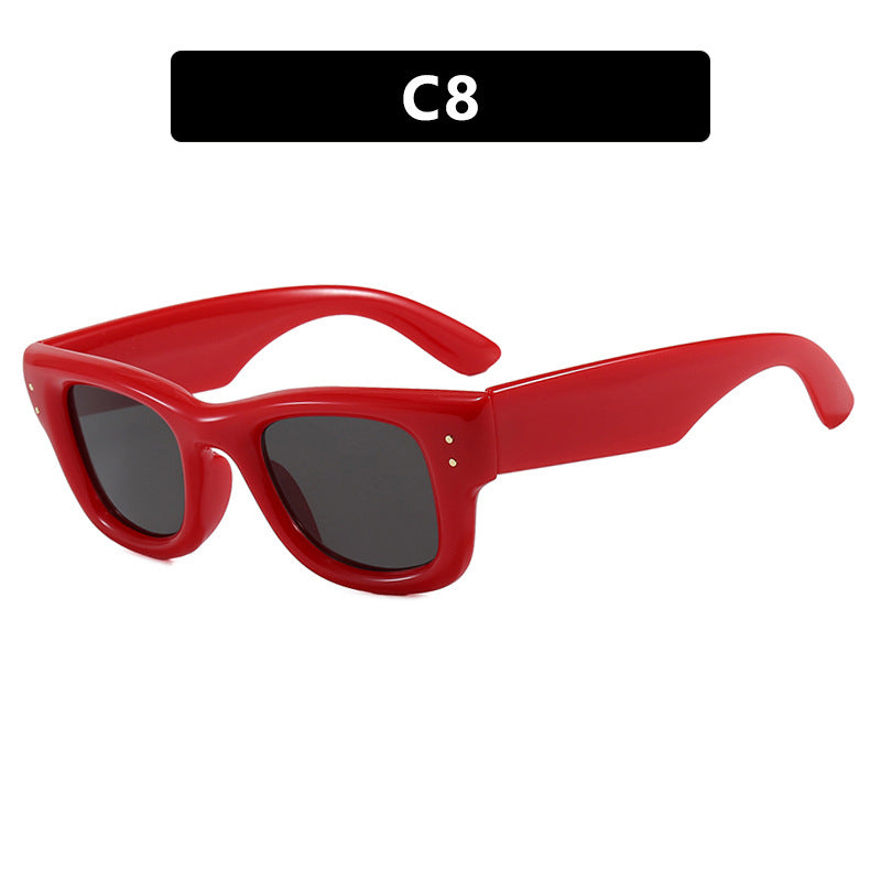 Dame moteriktig solbrille med bred, elegant ramme og beskyttende UV-filter Skanto