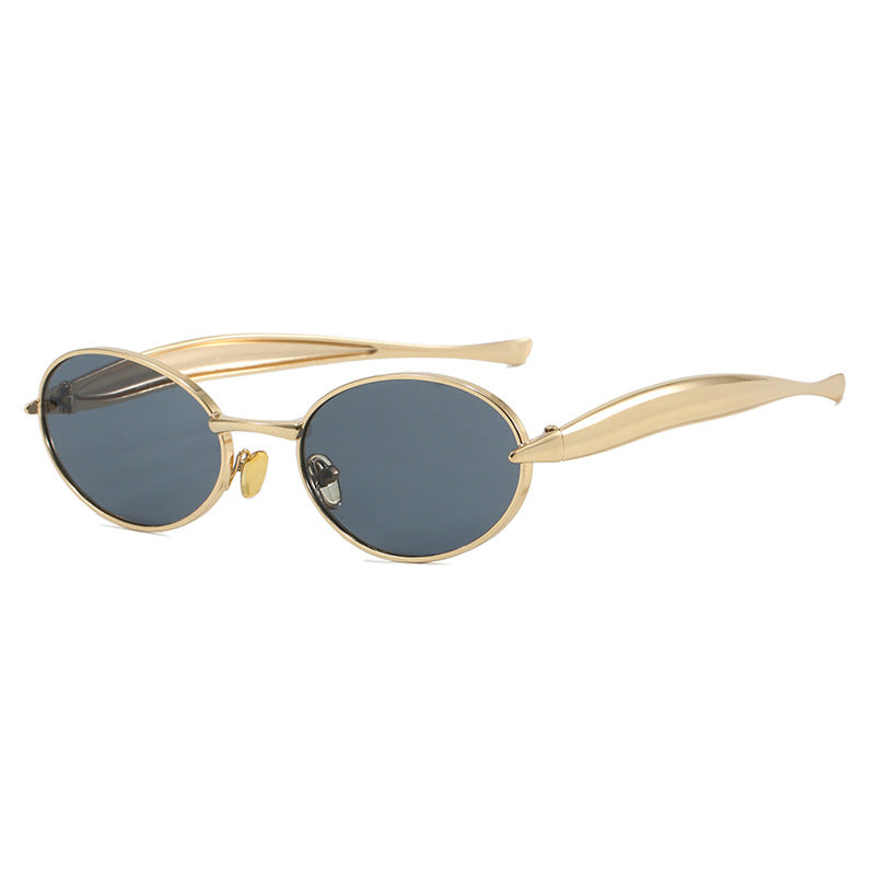 Dame moteriktig solbrille med oval ramme og glitrende detaljer Skanto