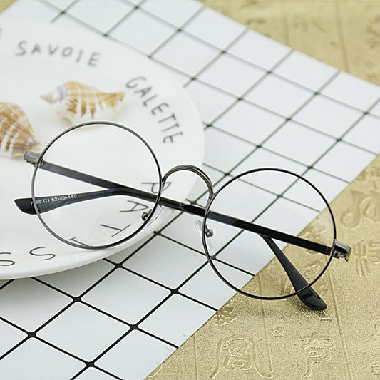 Dame Rund Brille med filigran Metallramme Skanto