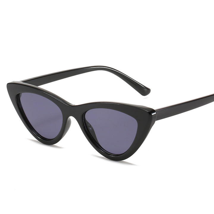 Dame Cat-Eye solbriller med futuristisk design og robust ramme Skanto