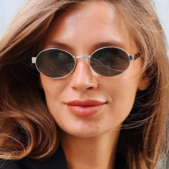 Dame rund brille med elegant metallramme og justerbare nesepads Skanto
