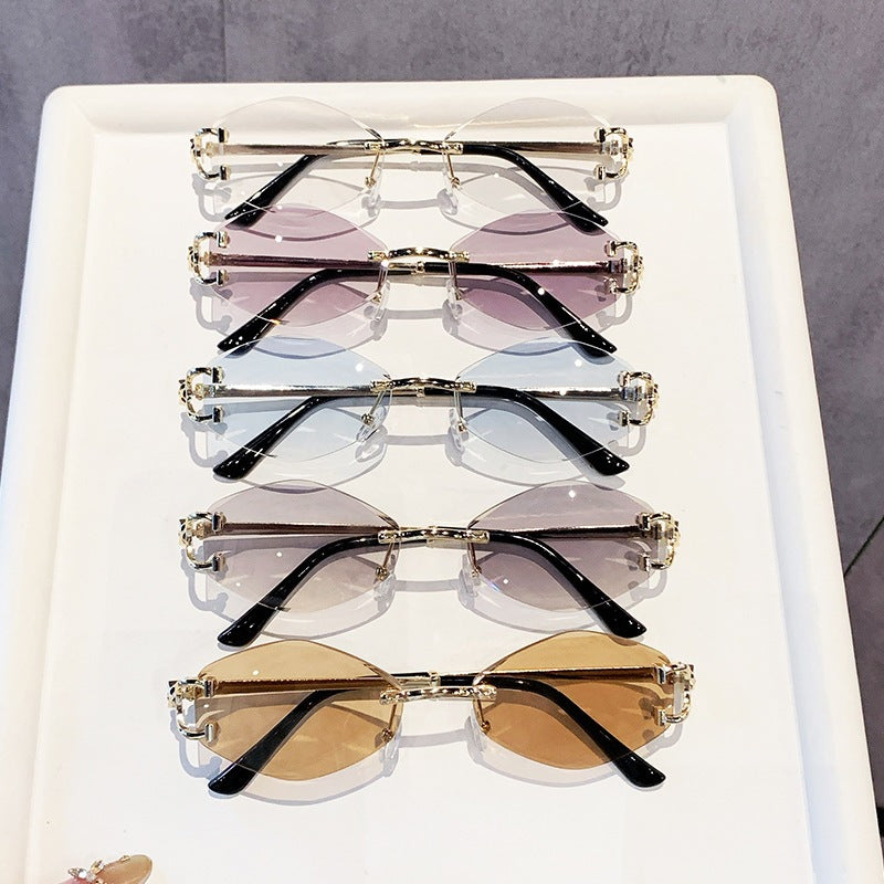 Dame futuristisk solbrille med iøynefallende heksagonalramme og høykvalitets glitrende aksenter Skanto