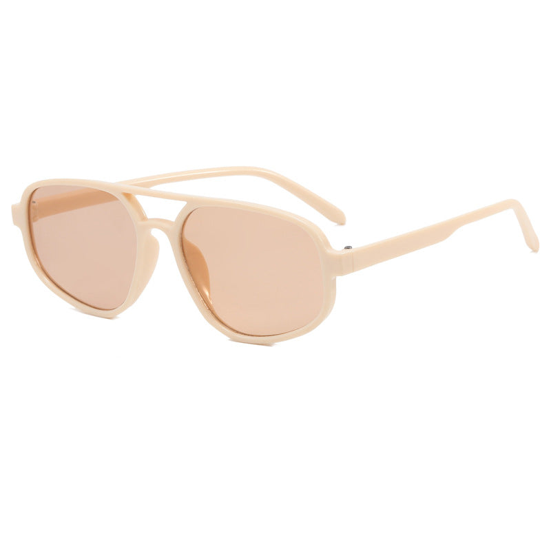 Dame moteriktig oversized solbrille med trendy ramme Skanto