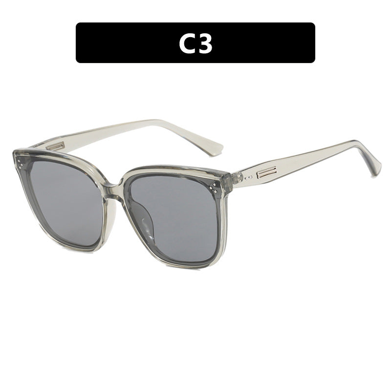 Dame moderne oversized solbrille med elegant, bred ramme Skanto