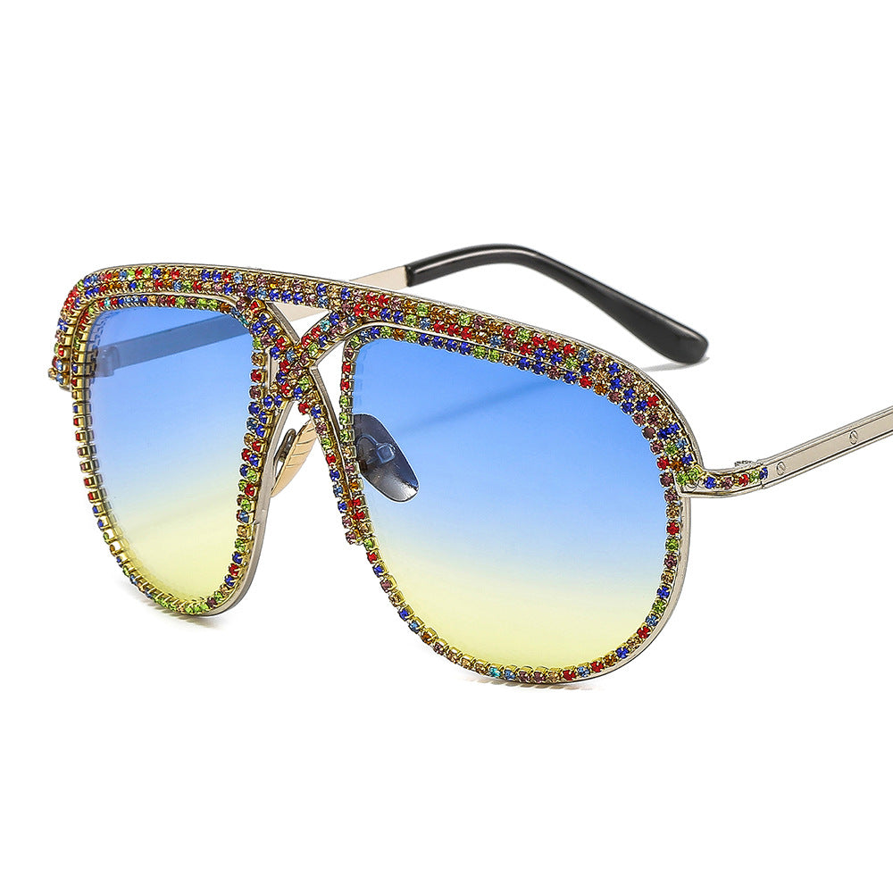 Dame elegant solbrille med glitrende ramme og gradient linser Skanto