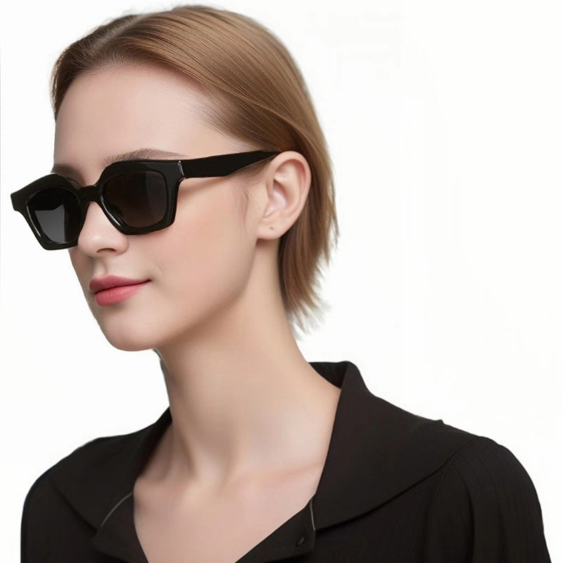 Dame designer solbrille i moderne skilpadde stil Skanto