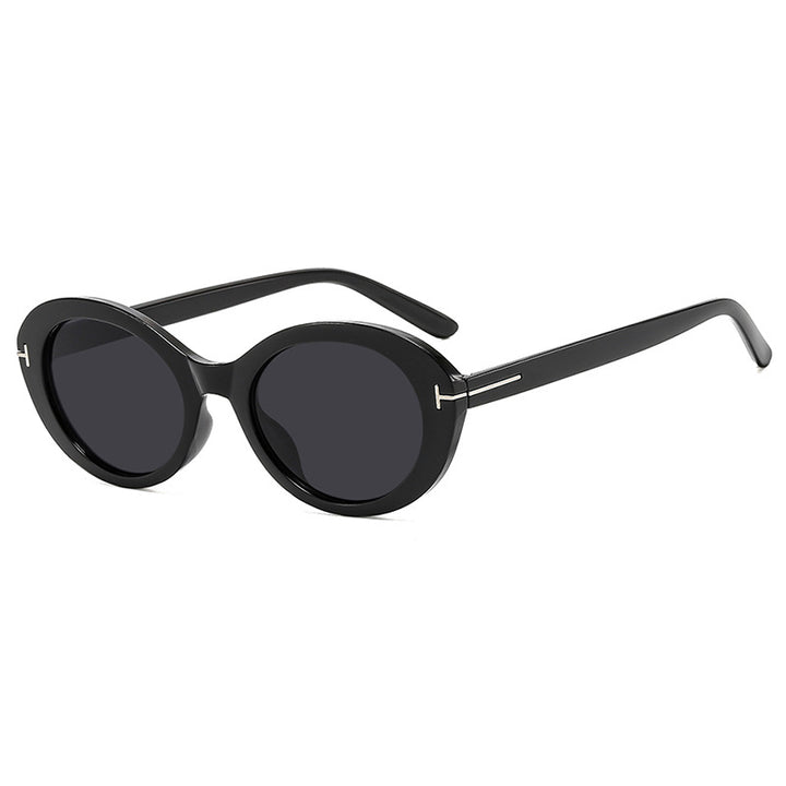 Dame moteriktig solbrille med innovativ oval ramme og UV-beskyttelse Skanto