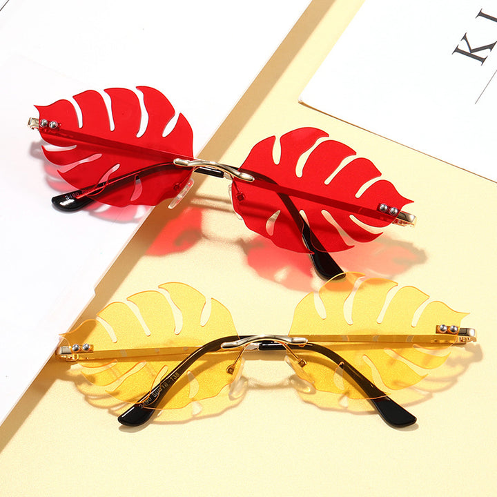 Dama moteriktig solbrille med markant bladerdesign Skanto