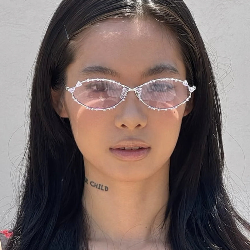 Dame eksklusiv solbrille med glitrende strass-dekor og elegant metallramme Skanto