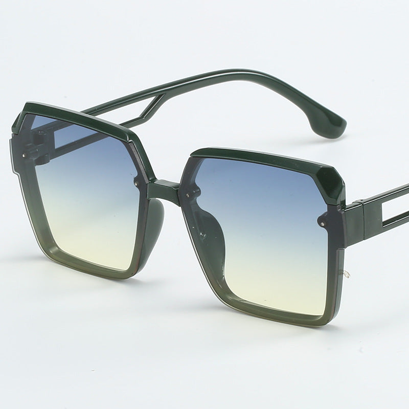Dame moteriktig kvadratisk solbrille med filigran design Skanto