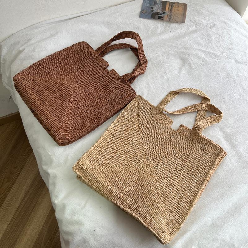 Håndlaget stråveske med stilfull design Skanto