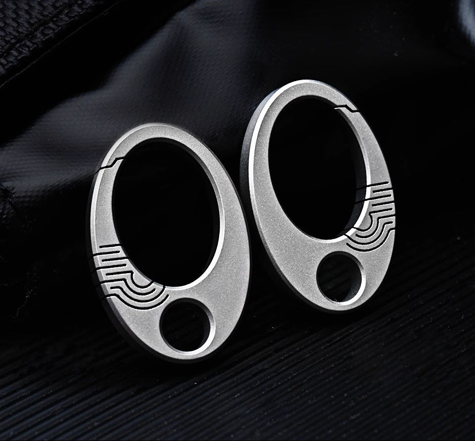Skanto | Eksklusiv Mini Ren Titan Nøkkelring: EDC Press-Lock Charm Verktøy