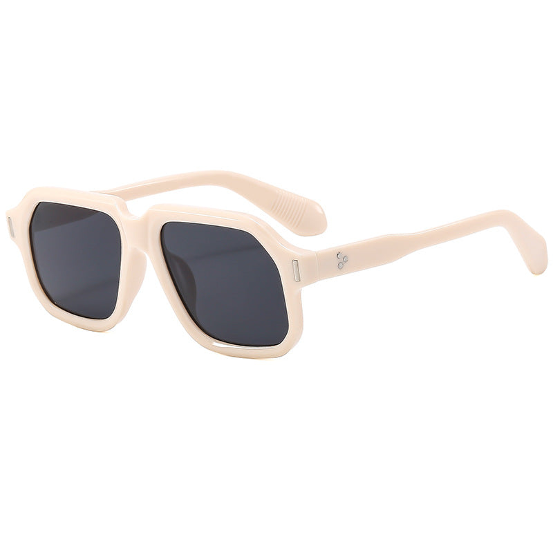 Damer elegant og stilfull solbrille i moderne design Skanto