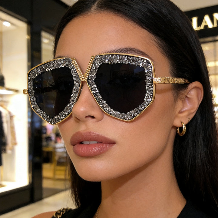 Dame moteriktig solbrille med glitrende ramme og elegant form Skanto