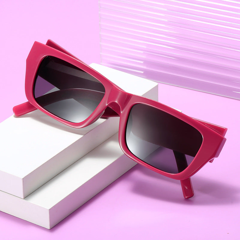 Dame moteriktig rektangulær solbrille i innovativ design Skanto