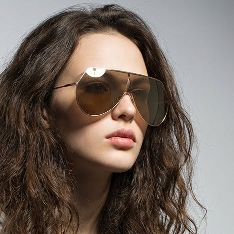 Dame futuristisk oversized solbriller med beskyttende metallramme Skanto
