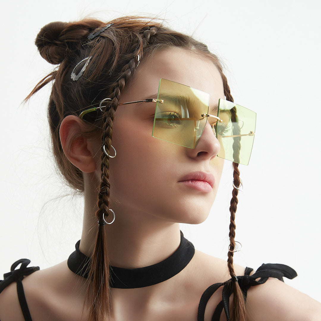 Dame moteriktig kvadratisk solbrille med brede glass og filigran metallramme Skanto