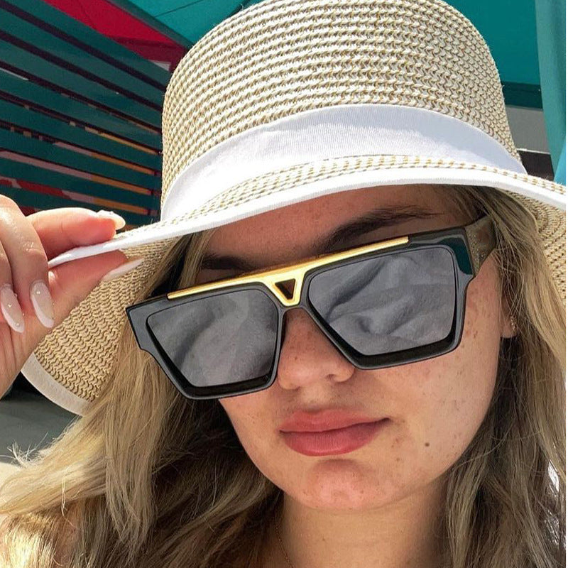Dame moterik oversized solbrille med stilige gullaccent Skanto