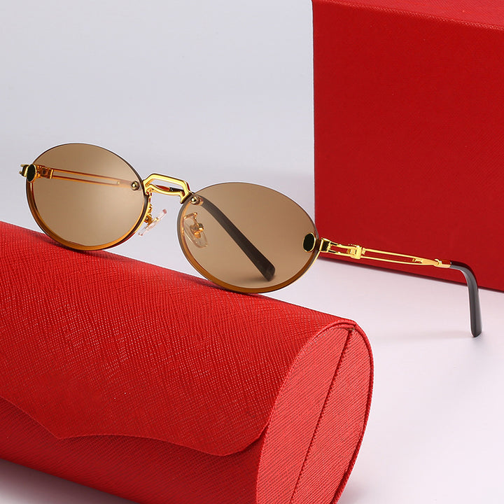 Dame moteriktig solbrille med filigran metallramme og stilleggende design Skanto