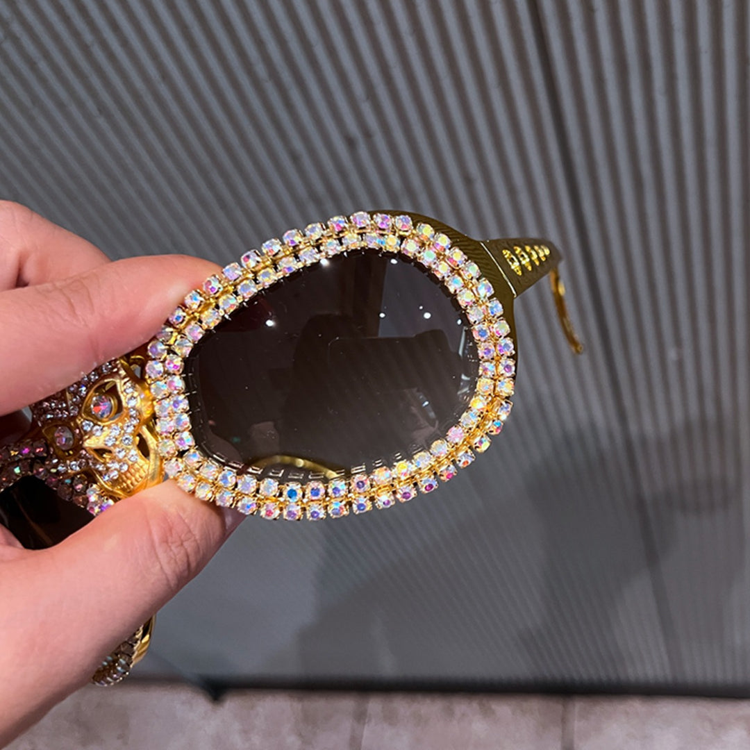 Dame statement-solbrille med iøynefallende hodeskalle-design og glitrende krystallbesatt Skanto