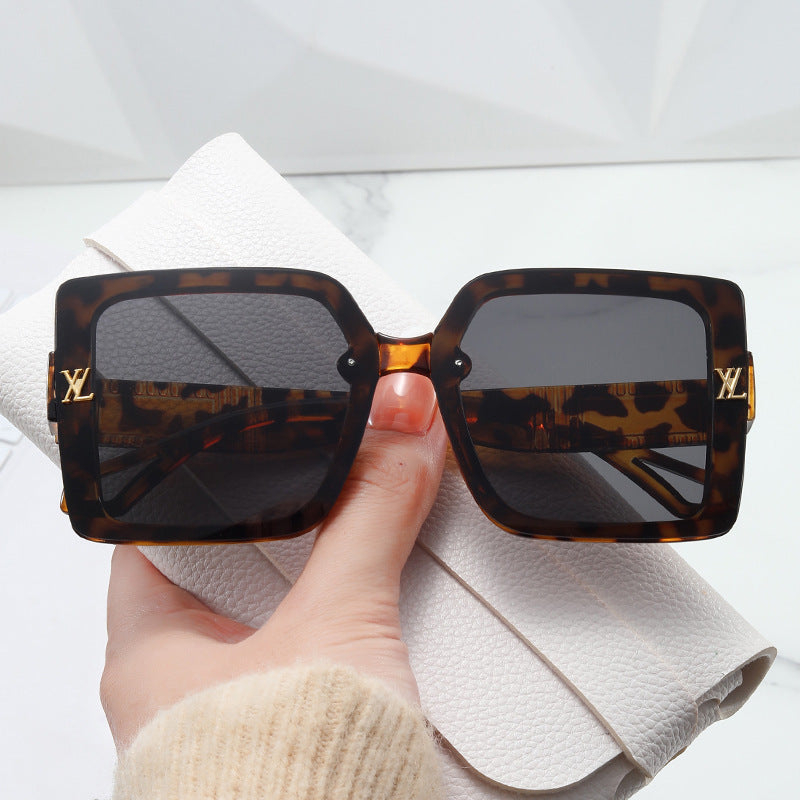 Damen moteriktig firkantet solbrille med elegant design Skanto