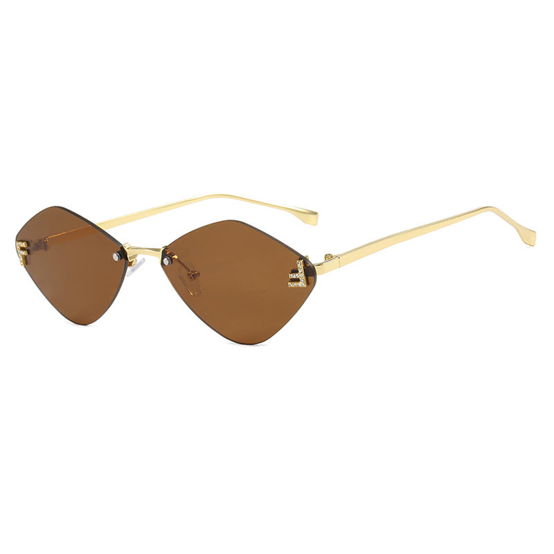 Dame geometrisk solbrille i ekstravagant design med gradiertede glass Skanto