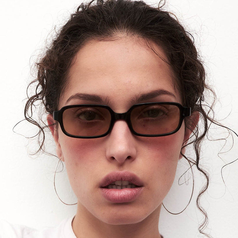 Dame solbrille i moderne, kantete design med høyt utviklede UV-beskyttelseslinser Skanto