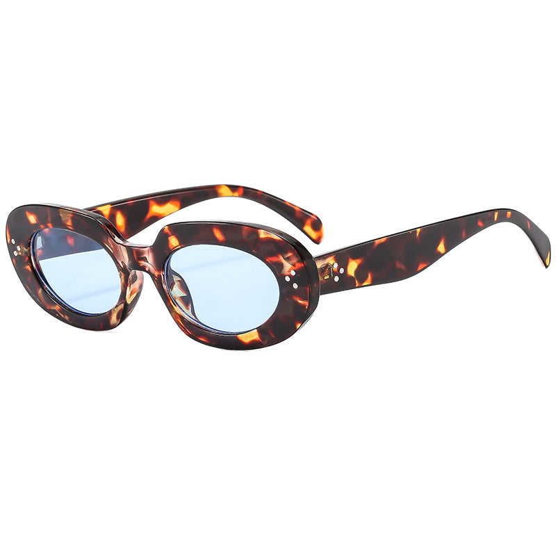Dame moteriktig solbrille med unikt ovalt ramme og beskyttende glass Skanto