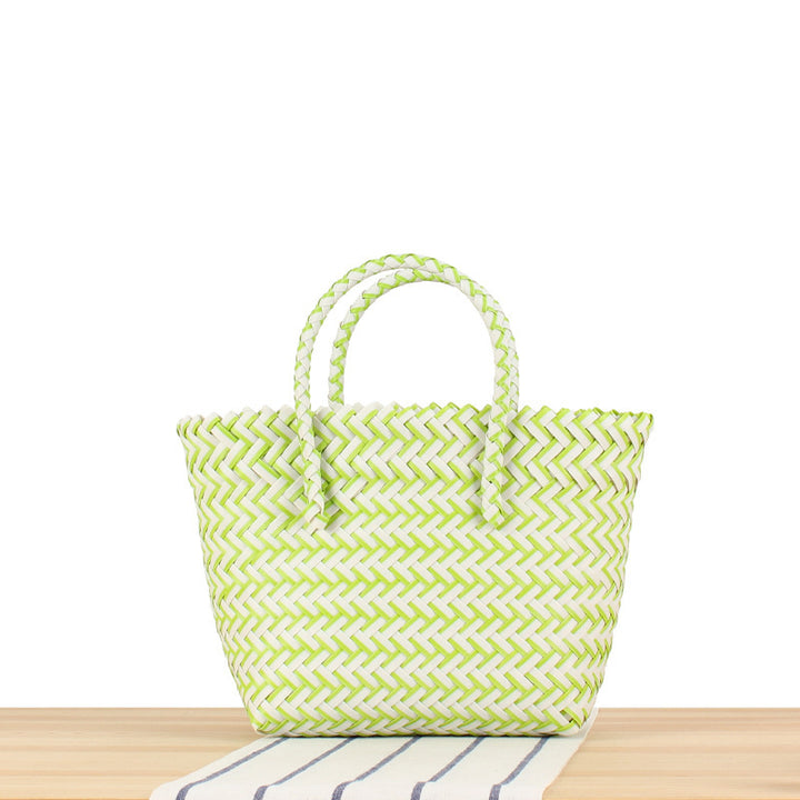 Carry bag made of hand-woven natural material with braided design Skanto
