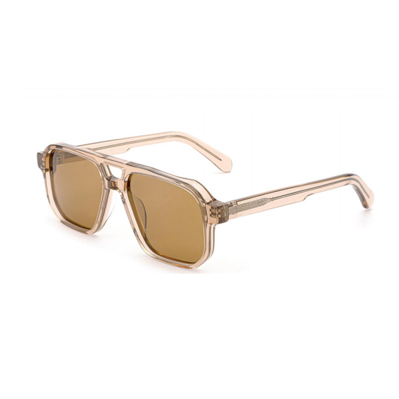 Dame solbrille i moderne, geometrisk design med robust ramme og UV-beskyttelse Skanto