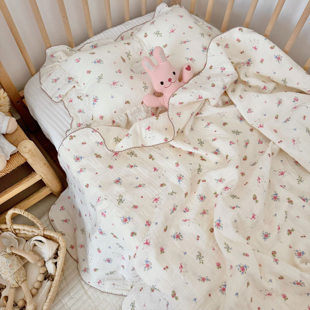 Unisex Musselinteppe med delikat blomsterdesign og elegante volanger Skanto