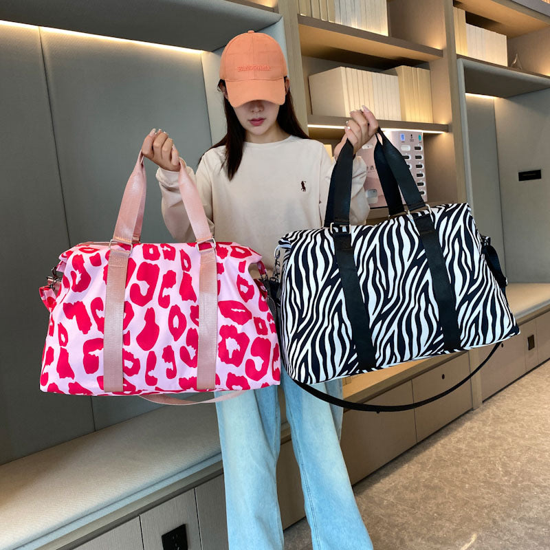 Sporty reise bag med trendy zebramønster Skanto