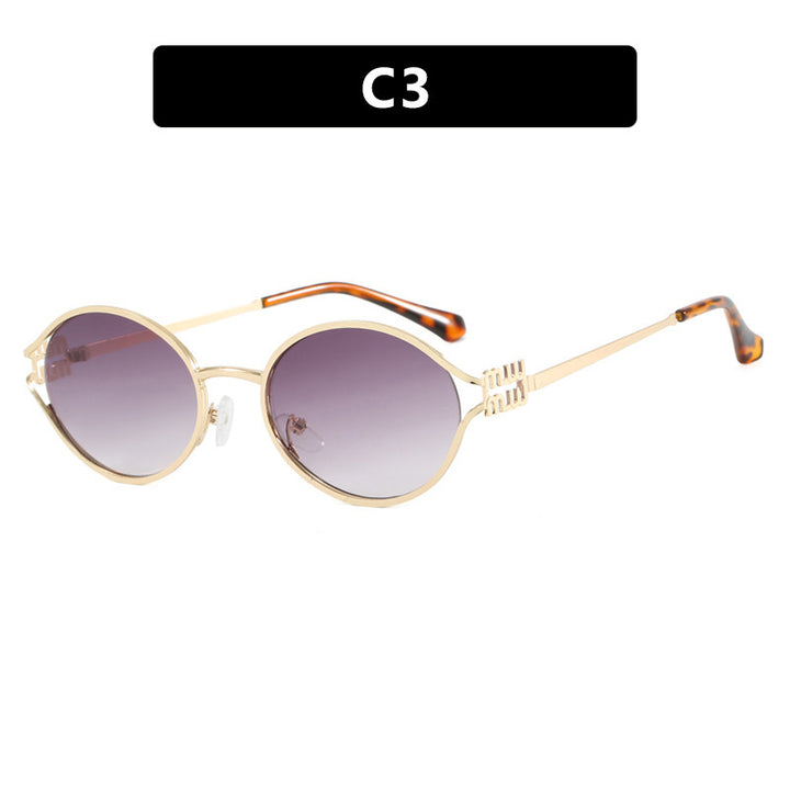 Dame ovalformet solbrille med elegant metallramme og moderne design Skanto