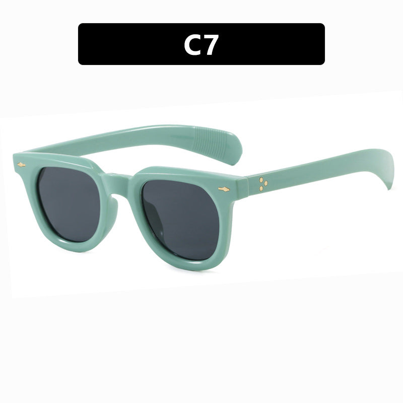Dame modische solbrille i trendy design med elegant ramme Skanto