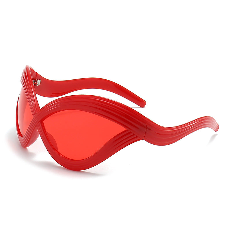 Dame ekstraordinær solbrille med buet design Skanto