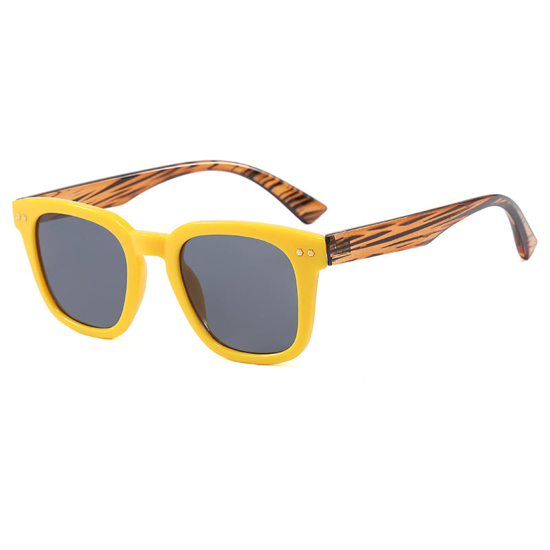 Dame Firkantet Solbrille med moderne gjennomsiktig ramme og UV-beskyttelse Skanto
