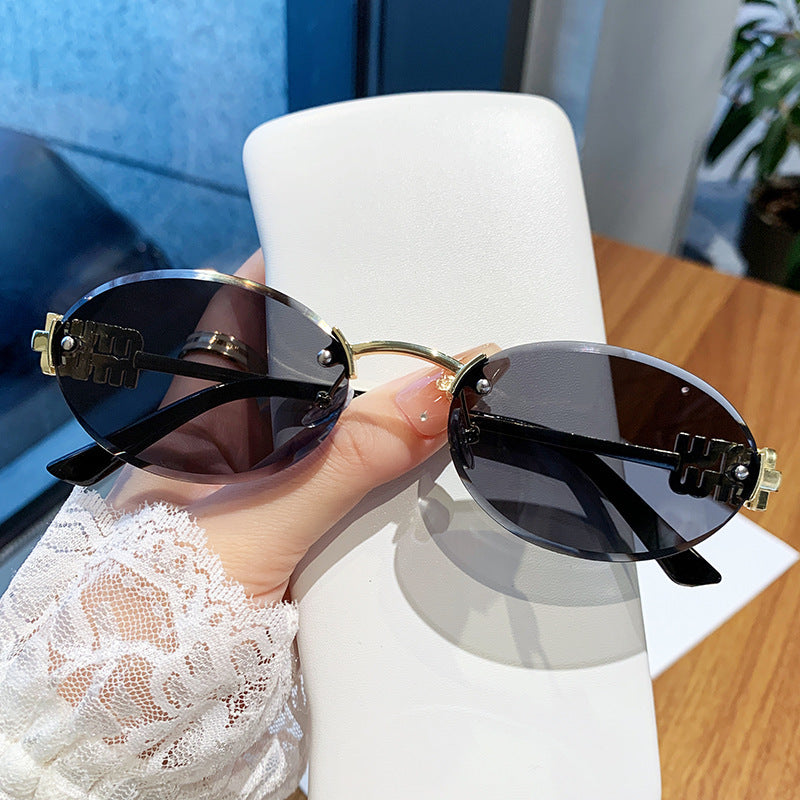 Dame modische solbriller i elegant oval design Skanto