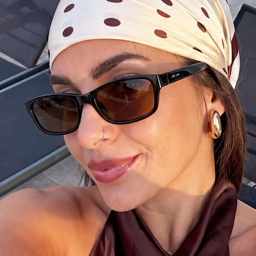Dame solbrille i moderne, kantete design Skanto