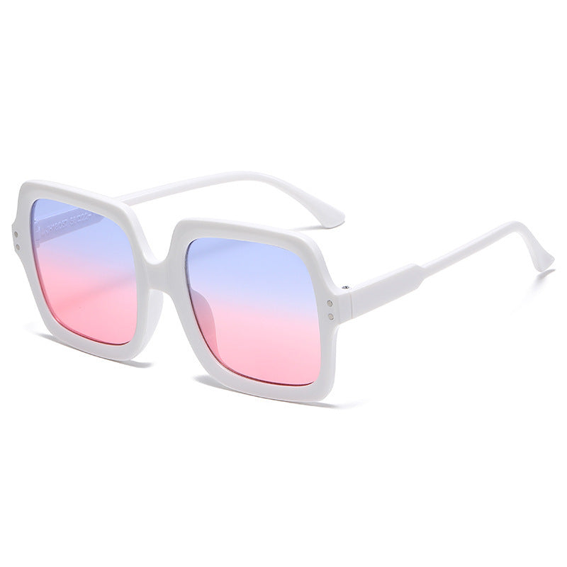 Dame moteriktig kvadratisk solbrille med speilende glass Skanto