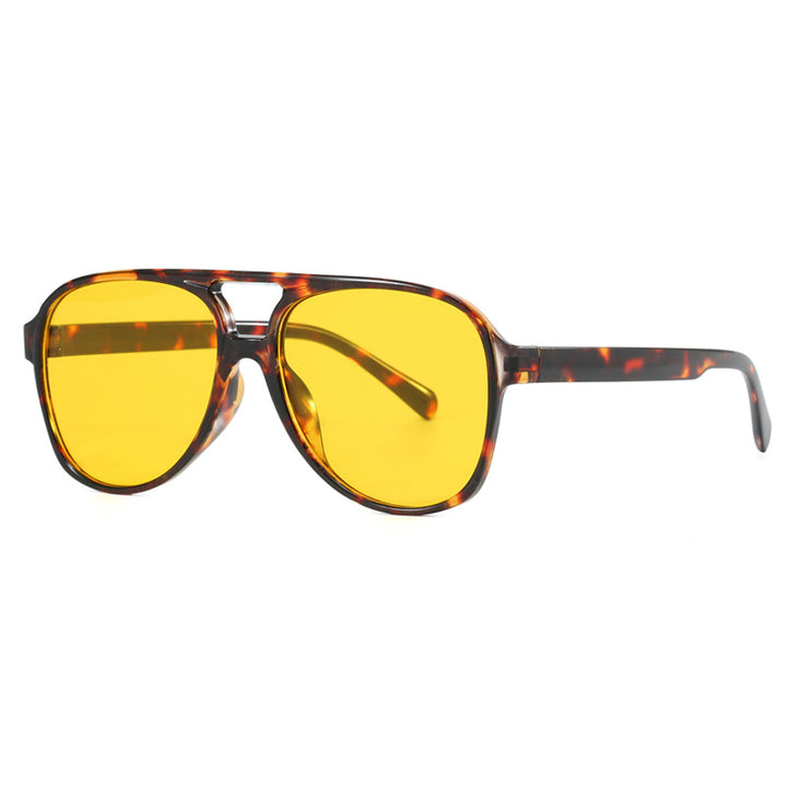 Damer oversized solbrille i sporty-elegant design Skanto