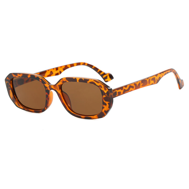 Dame moteriktig solbrille med elegant geometrisk design Skanto