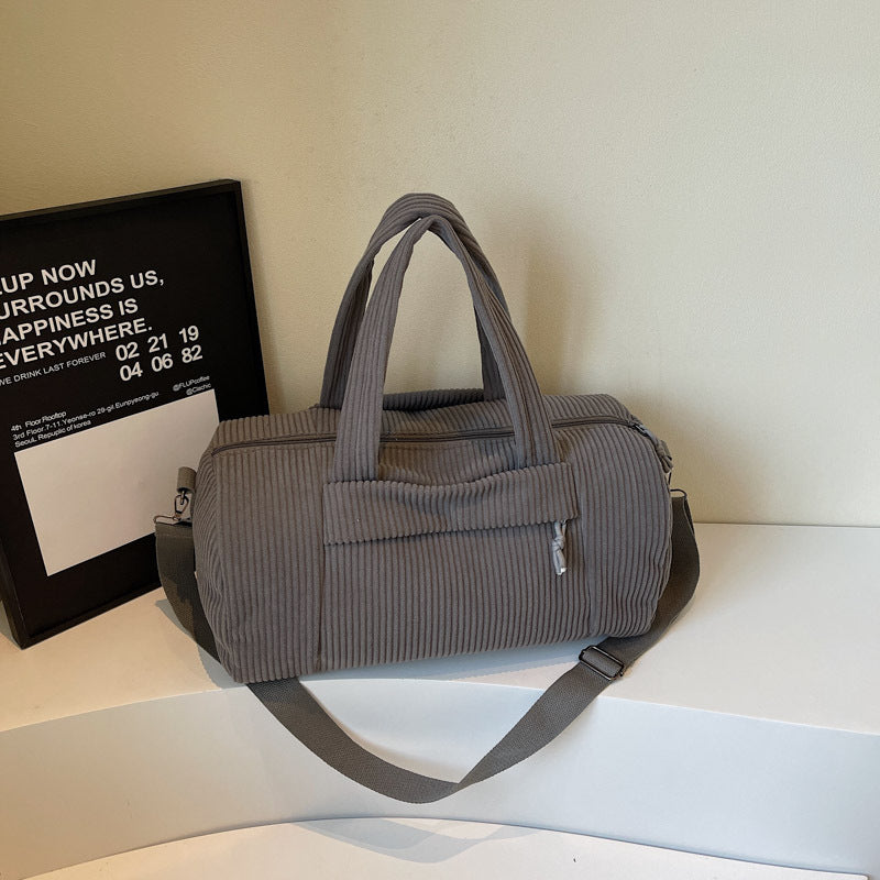 Sporty reiseveske laget av fuzzy cord-materiale med justerbar skulderrem Skanto