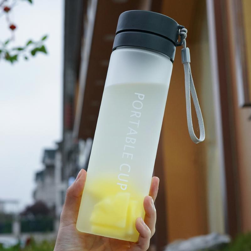 Dame drikkeflaske med innovativt lokk Skanto