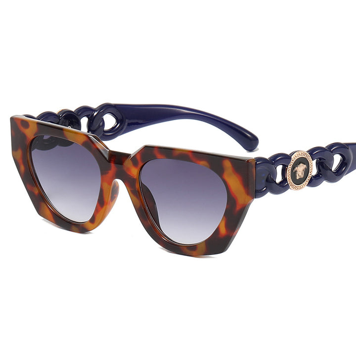 Dame moteriktig solbrille med ekstravagant design og luksuriøse detaljer Skanto