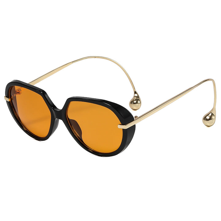 Dame cat-eye solbriller med gyldne detaljer og stilig ramme Skanto