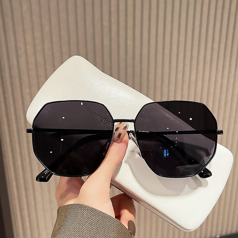 Dame moteriktig geometrisk solbrille med beskyttende UV-filter og stilfull innfatning Skanto