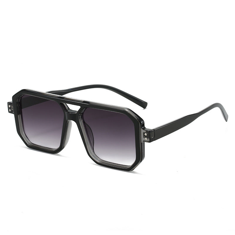 Dame moteriktig solbrille i moderne åttekantet design Skanto