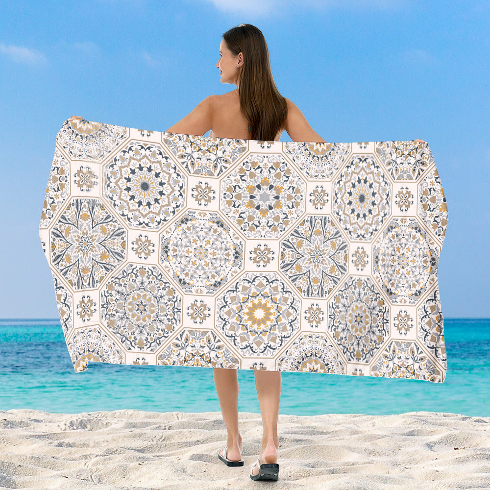 generøst kuttet strandhåndkle med elegant mosaikkdesign Skanto