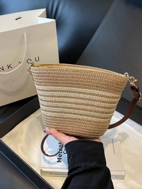 Trendy Sommerhåndveske laget av flettet materiale Skanto