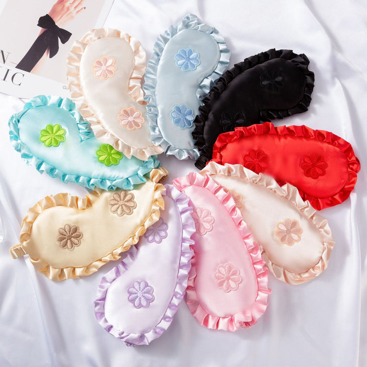 Dame nan brodert satinsovemaske med rynket volangkant og myk polstring Skanto